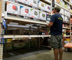 A man busca comprar un generador eléctrico en en un The Home Depot en Corpus Christi, Texas. Ta la espera de la tormenta tropical Harvey. (Courtney Sacco/Corpus Christi Caller-Times via AP)